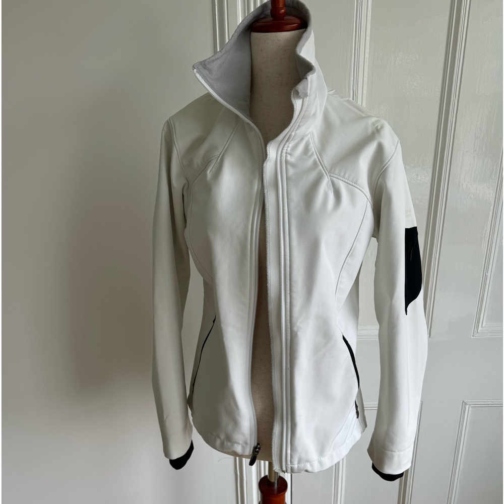 Columbia women’s white titanium Omni shield jacket size small